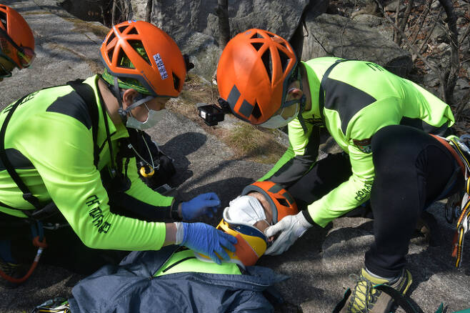응급구조훈련에 나선 대원들이 부상자의 목에 보호대를 부착하고 있다.