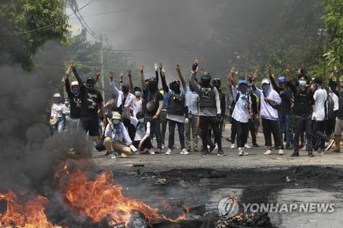 군경 무력진압에 '세 손가락 경례'로 맞서는 미얀마 시위대 [AP=연합뉴스 자료사진]
