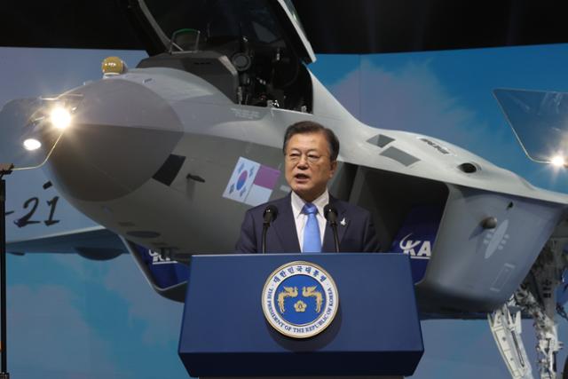 문재인 대통령이 9일 경남 사천시 한국항공우주산업(KAI)에서 열린 한국형전투기 보라매(KF-21) 시제기 출고식에서 기념연설을 하고 있다. 연합뉴스