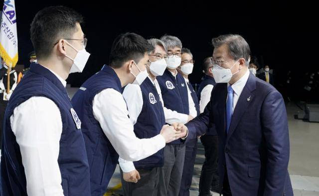 문재인 대통령이 9일 경남 사천시 한국항공우주산업(KAI)에서 열린 한국형전투기 보라매(KF-21) 시제기 출고식을 마치고 개발자들을 격려하고 있다. 연합뉴스