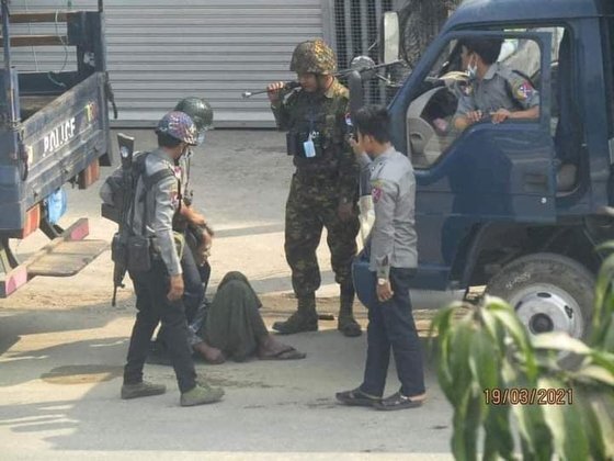 미얀마 네티즌이 지난달 중앙일보에 전한 사진. 제보자는 지난달 19일 군경이 한 시민의 목을 눌러 부러트리려 강제로 누르는 모습이라고 설명했다.