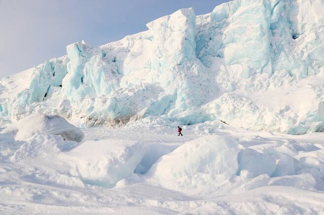 러시아 북극탐사대 연구자가 알렉산드라 섬의 빙산 위를 걷고 있다. TASS=연합뉴스