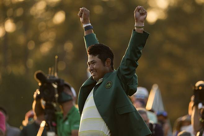 ‘번쩍’ 마쓰야마 히데키가 12일 PGA 투어 마스터스 토너먼트 우승을 차지한 뒤 시상식에서 그린 재킷을 입고 두 팔을 들며 기뻐하고 있다.  오거스타 | AP연합뉴스