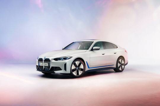 BMW 전기차 i4의 가상 엔진음은 영화 음악계의 거장 한스 짐머와 협업, 오케스트라를 동원해 제작했다. BMW 제공