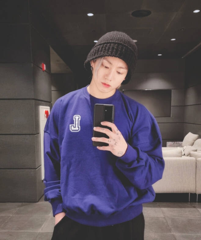 Group BTS (BTS) Jungkook has revealed its current status.On April 11, Jungkook posted a selfie on the official BTS Twitter with an article entitled I want to see Amy.Jungkook in the photo leaves a selfie in a purple man-to-man T-shirt with a beanie; Purple is a symbolic color representing Amy (BTS fan club).In everyday life, Jungkooks heart, which expresses affection for fans, is felt.The addition of blonde hair makes Jungkooks immaculate skin look even brighter; the broad shoulders, which are trimmed by exercise, also make Amy thrill.Meanwhile, BTS, which Jungkook belongs to, released Deluxe Edition (BE) on November 20 last year.The title song Life Goes On is a song that conveys a message of comfort that life continues, and it gave a heavy echo to fans around the world.BTS won the 30th High1 Seoul Song Award in 2021 and the highest sound source award.He also made a single performance at the 2021 Grammy Awards (GRAMMY AWARDS), the most prestigious Music Awards ceremony of the United States of America held on the 14th of last month.