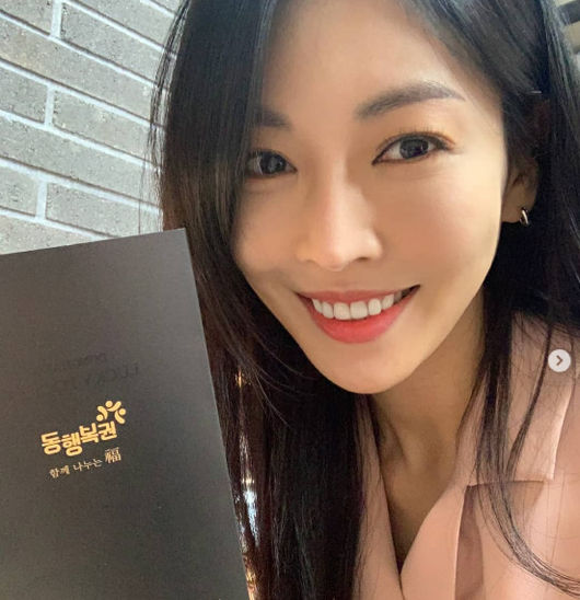 Actor Kim So-yeon flaunts beautiful SmileKim So-yeon left a picture on his SNS on the 12th with the article Stradivarius lottery.Kim So-yeon has unveiled a selfie building a bright Smile with a piece of paper labelled Stradivarius lottery.Kim So-yeons shining, subtle and shining light in the public photos.Kim So-yeon was greatly loved for his role as Chun Seo-jin in the recent Penthouse 2.Kim So-yeon is set to film Penthouse3