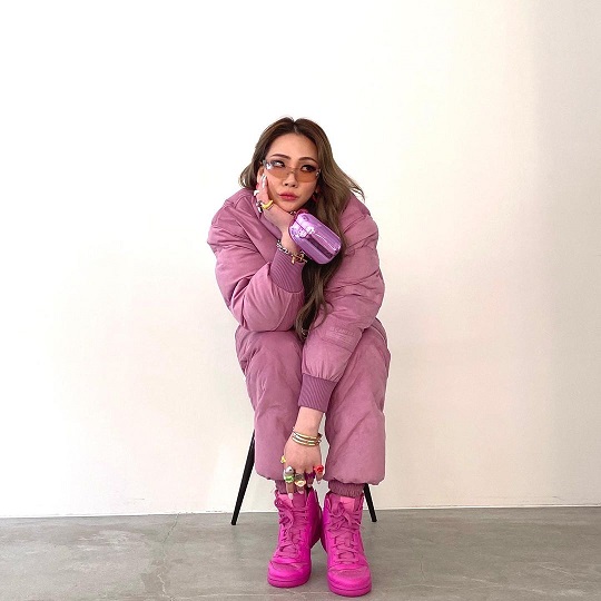 Singer CL has completely digested the all-pink look.On the 12th, CL posted an article and a photo on his instagram.In the photo, CL is showing all-pink fashion from sunglasses to shoes, and it has also been able to digest colorful accessories such as a bracelet with both hands and a ring of ten fingers.He sat in a chair, chinned with one hand and gazed elsewhere, showing off his hip charm.CL debuted as a group 2NE1 (2NE1) in 2009 through the digital single Lollipop; he has been a solo since the dismantling of 2NE1 in 2016.CL has helped protest by sharing a message to stop Asian aversion when the United States of America Atlanta shooting, which killed eight people, including six Asians, occurred last month.PhotoCL SNS