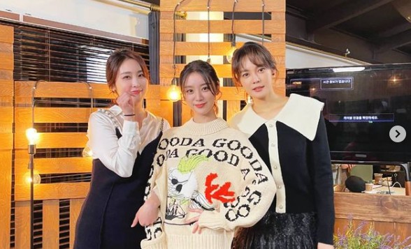 Brave Sisters.Celebratory photo of Wonder Girls Hyerim taken with Shin Ah-yeong, Ahn Hyon-moand drew attention by releasing the book.Hye-rim said on his 12th day, # Kang Ho-dongs rice paddies # 9 oclock # SBS Plus.As we broadcast, we listen to good stories of my sister and my sister (good sisters as good as looking at their faces), and above all, we eat warm rice made by Kang Ho-dong and Nam Chang-hee.I am going to get a meal, he said. Please join me tonight. The photos together show Hyerim, Shin Ah-yeong and Ahn Hyon-mo posing positively.The brilliant goddess beauty of the three beautiful women who sing the soul catch the premiere is admirable.On the other hand, Hyerim announced last year with Taekwondo player Shin Min-cheol.