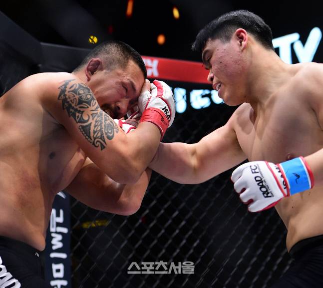 오일학이 박정교(왼쪽)에게 펀치 공격을 하고 있다. 이주상기자 rainbow@sportsseoul.com
