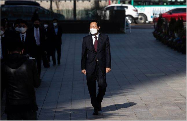 오세훈 서울시장이 지난 8일 오전 서울 중구 서울시청으로 출근 하고 있다. ⓒ데일리안 홍금표 기자