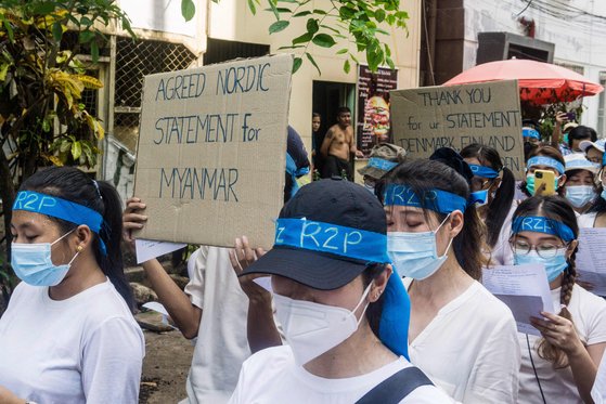 12일(현지시간) 미얀마 최대 도시 양곤에서 시위대가 'R2P'라 쓰인 머리띠를 두르고 시위를 벌였다. 유엔의 개입을 촉구하는 것이다. [AFP=연합뉴스]