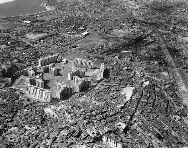 A photo from 1965 shows the Mapo Apartment Complex, construction of which was completed in 1964. (Ministry of Culture, Sports and Tourism)