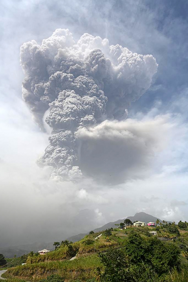 9일(현지시간) 세인트빈센트섬의 수프리에르 화산이 42년 만에 분화해 화산재 기둥이 솟아오르는 모습. 세인트빈센트 지진센터 제공, AFP연합뉴스