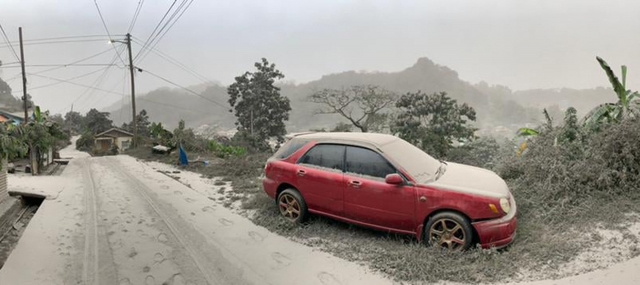 수프리에르 화산이 폭발한 다음 날인 10일(현지시간) 도로와 식물 등 섬 마을 전체가 화산재로 뒤덥여 있다. UWI 지진연구센터제공, AFP연합뉴스