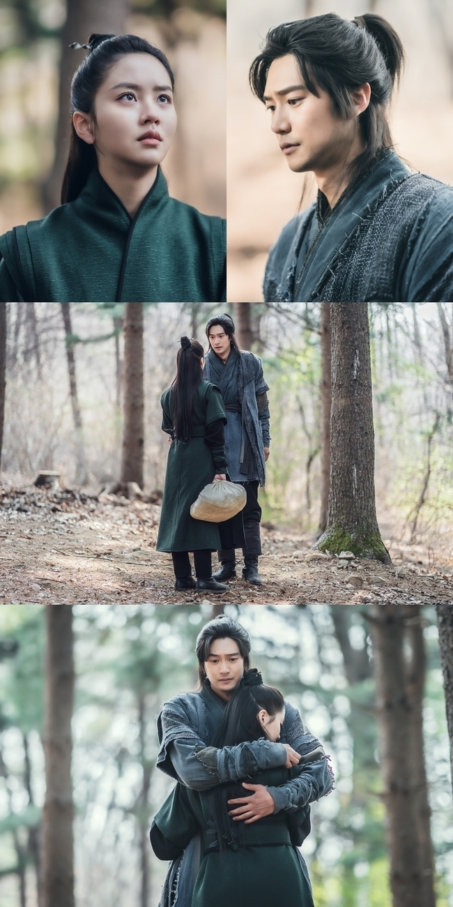 Kim So-hyun and Na In-woos fond The Slap are pictured.KBS 2TV Wall Street drama The Moon Rising River (playplayed by Han Ji-hoon/directed by Yoon Sang-ho) released The Slap Steel on April 13th by Pyeong-gang (Kim So-hyun) and Ondal (Na In-woo).In the 17th episode of The Moon Rising River broadcasted on the 12th, Pyeong-gang and Ondal were separated.Ondal, who became the sword of Pyeong-gang and walked on the bloody road, decided to leave the palace after the death of Mrs. Sae-in (Hwang Young-hee), the nanny who raised her.It was also a choice not to lose Pyeong-gang to Ondal, who lost one precious person one by one.Four years later, King Pyeongwon (Kim Beop-rae) died and Goguryeo of King Nutrition (Kwon Hwa-un) began.Still Ondal did not return, however, and Pyeong-gang struggled to battle for Goguryeo.Unlike when Ondal was around, the lonely and hard-looking figure of Pyeong-gang hurt the hearts of viewers.In the open photo, Pyeong-gang looks straight at Ondal, but the expression of Ondal looking at such Pyeong-gang is full of water.Then, the two people who were talking are seen hugging.Ondal, who cherishes Pyeong-gang in his arms, is so sad that Pyeong-gang, who leans on such an ondals arms, is so sad.How did Pyeong-gang and Ondal meet again? What did the two people talk about, and how will this meeting affect the fate of the two in the future?Viewers interest in the 18th The River with the Moon is getting hotter.
