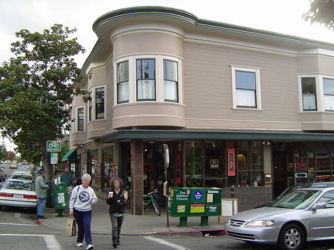 1971년 처음 문을 연 스타벅스의 시애틀 매장. 스타벅스의 설립자는 알프레드 피트에게서 커피를 배웠다.
