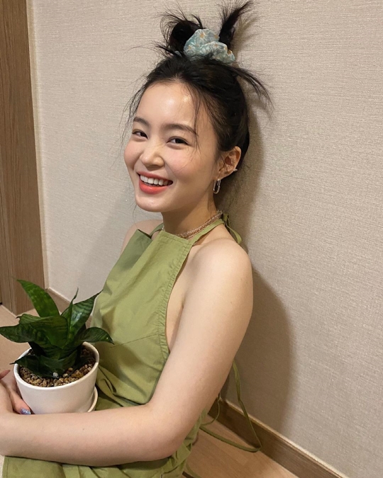 Singer Lee Hi has revealed her adorable current status.Lee Hi was lucky to be Androsace umbellata #TMI, a plant baby that you raise for a year on his Instagram account on Wednesday.I grew a pair of leaves more than last year.I give water once every two weeks (even my sister zooms) and its a little bit, but its a good kid who grows constantly (my sister may be good...), he added.For reference, I have been hiding in Dean like a mole since my mother did not put milk application in elementary school, and I was so rotten and so I guess it is still this key.But my mother, the children who grow up, grew up again. Finally, Ahai added, What about your Androsace umbellata TMI? Sharing winds.The photo shows Lee Hi holding a pot, his lovely beautiful look and a clear smile.Lee Hi also caught the eye by revealing a sad shoulder to Holternek Nash.On the other hand, Lee Hi released the collaboration soundtrack That Word of Webtoon Right Love Guide on the 14th of last month.Photo Lee Hi SNS