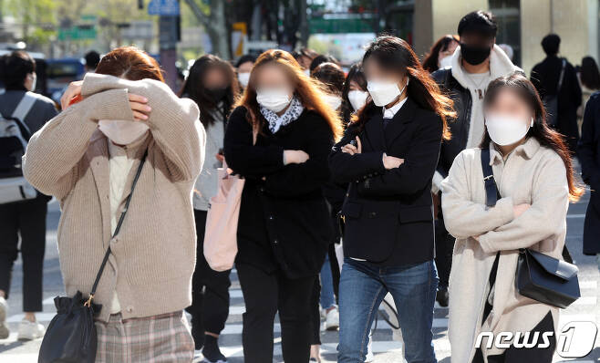 늦은 꽃샘추위가 찾아온 14일 오전 서울 세종대로 사거리에서 출근길 시민들이 발걸음을 재촉하고 있다 2021.4.14/뉴스1 © News1 황기선 기자