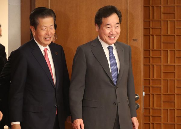 일본 공명당의 야마구치 나쓰오(山口那津男) 대표(왼쪽)./연합뉴스