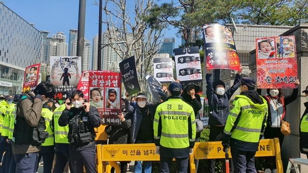 14일 오후 1시 40분쯤 서울남부지법 앞에 모인 시민들이 정인이의 양모 장씨가 탄 것으로 추정되는 호송차가 법원 정문으로 들어서자 ‘사형’을 외치고 있다. /이은영 기자