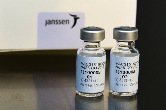 존슨앤존슨 사가 2020년 9월 제공한 자회사 얀센 개발 코로나 19 백신 시제품. AP뉴시스