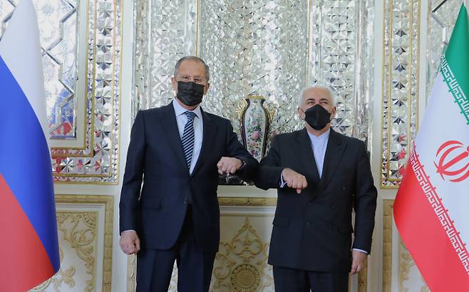 모하마드 자바드 자리프 이란 외무장관(오른쪽)이 13일(현지시간) 테헤란에서 세르게이 라브로프 러시아 외무장관(왼쪽)을 만나고 있다. 테헤란｜이란외무부 제공·신화통신연합뉴스