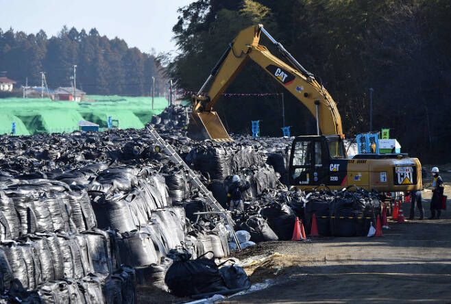 지난 2월 일본 후쿠시마 도미오카의 임시 야적장에 원자력발전소 주변 마을에서 수거된 방사능에 오염된 흙부대가 쌓여 있다. 도미오카 | AFP연합뉴스