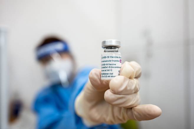 전국적으로 코로나19 백신 접종이 시작된 지난 2월 26일 오전 서울 성동구보건소에서 간호사가 아스트라제네카 백신을 들어보이고 있다.사진공동취재단