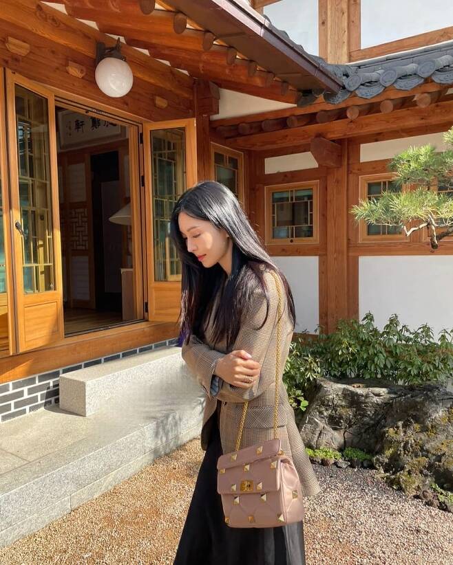 Actor Kim So-yeon shared the opposite routine with Chun Seo-jin in Penthouse.Kim So-yeon posted two photos on his instagram on April 14 with the phrase in the middle of shooting.Kim So-yeon in the photo is smiling brightly in a long skirt and check jacket.Kim So-yeon has impressed those who see it as a pale Makeup and a piece of sculpture.Especially, it showed a pure appearance that is 180 degrees different from Chun Seo Jin in Penthouse which showed intense force.The netizens who saw this said, What is the shooting?, I like to laugh pretty and brightly and I am so beautiful and Actor Cha Yeon-ryun said, I want to see my pretty sister .Kim So-yeon debuted as SBS Drama Dinosaur Teacher in 1994 and appeared in Report, Sungpung Obstetrics and Gynecology, Iris and Prosecutor Princess.Kim So-yeon played Chun Seo-jin in SBS gilt drama Penthouse 2.Kim So-yeon has been awarded the Best Acting Award at the 2020 SBS ActingGrand prize by showing the all-time villain Acting from Penthouse 1 broadcast last year.Kim So-yeon married his colleague Actor Lee Sang-woo, who had a relationship with MBC Drama Gahwaman Sung Sung Sung in 2017.Lee Sang-woo made a special appearance on Kim So-yeons cheering car Penthouse 2.