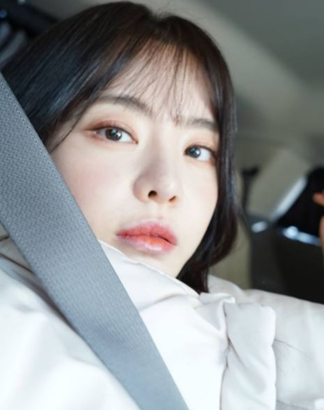 Voice actor and broadcaster Seo Yu-ri boasted a Water-Rise Beautiful look.Seo Yu-ri posted a picture on April 14 with an article entitled I bought Camera # My Money on my personal instagram.The photo is a new Seo Yu-ri selfie taken with Camera.Seo Yu-ri is making a faint look, showing off her neat atmosphere, and her clean skin attracts attention without any blemishes without any colorful makeup.