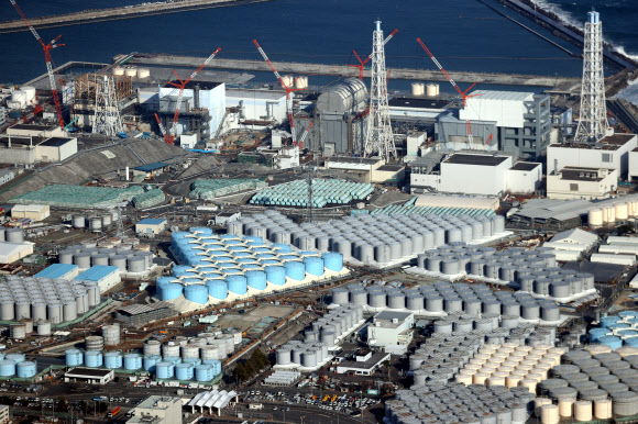일본 정부가 13일 각료회의를 열어 2011년 동일본대지진 당시 후쿠시마 제1원자력발전소 폭발로 발생한 오염수를 2023년부터 30년에 걸쳐 해양에 방출하겠다고 최종 결정하자 국제 사회의 비판이 이어지고 있다. 사진은 오염수를 저장한 탱크가 모여 있는 현장 모습.후쿠시마 EPA 연합뉴스