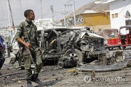 지난 2월 13일 모가디슈에서 벌어진 차량 폭탄 테러 현장 [AP=연합뉴스 자료사진]