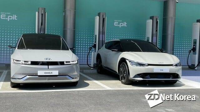 경기도 화성휴게소 E-pit 충전소에 세워진 현대차 아이오닉 5, 기아 EV6