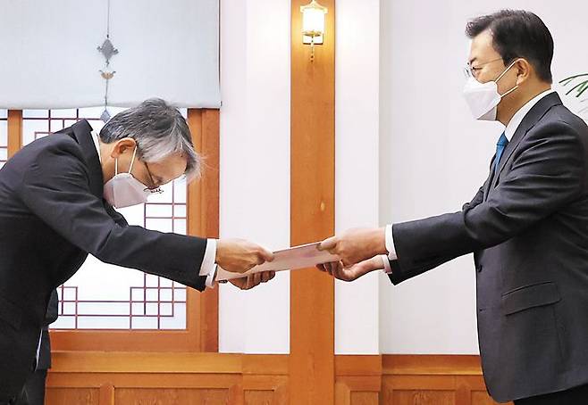 문재인 대통령이 14일 청와대에서 아이보시 고이치 주한 일본 대사로부터 신임장을 받고 있다. /연합뉴스