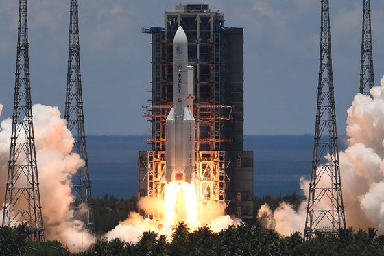 중국의 화성 탐사선 톈원1호를 운반할 창정-5 Y4 로켓이 지난해 7월 하이난성의 원창 우주발사장 발사대에서 이륙하고 있다. [AFP=연합뉴스]