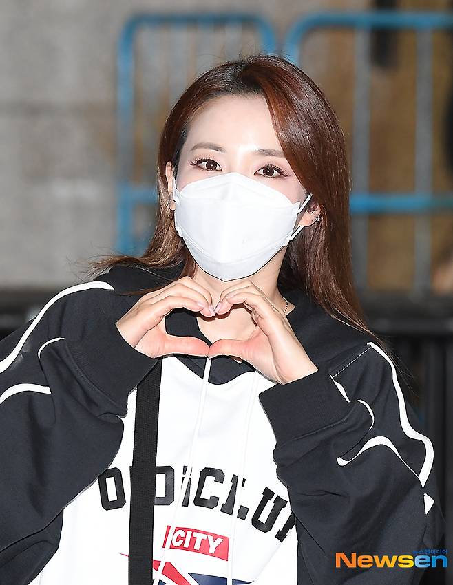 Singer Daraa Park poses during the recording of MBC every1 entertainment Video Star at MBC Dream Center in Ilsan-dong, Goyang-si, Gyeonggi-do, on the morning of April 15.