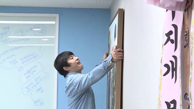 Webtoon writer Kian84 will spend a busy day to realize the art gallery romance that I had dreamed of since the signboard Cleaning.The image of Kian84, who went on springtime Office vs. Cleaning, will be released on MBCs I Live Alone (planned by Ahn Soo-young / director Huh Hang Kim Ji-woo), which will be broadcast on April 16.Kian84, who has been enthusiastic about his main job, remains alone in the Office after all the employees leave work.Kian84, who looked around the messy office, decided to renovate the spring and started Cleaning to focus attention.Kian84, who is heading out of the Office with a Cleaning tool, starts to clean the sign with enthusiasm, saying, It is seen in my name.Kian84 is said to have finished cleaning the signboard at the end of twists and turns, taking the raid of the municipal water flowing like raindrops and not touching the pole with the high signboard.Kian84, who started cleaning inside the office following the sign Cleaning, finds the trophy of question during Cleaning and is insecure.The destructive king Joo Ho-min, who causes miracles that ruin every place he goes, was the owner of the trophy.In fact, it stimulates curiosity that something unusual has happened since the discovery of the trophy of the destructive king Joo Ho-min.Kian84 also starts to make art gallery using empty wall space.Kian84 says that he completed the Kian84 Art Gallery in a close situation where the hanging paintings are falling, and hopes for what the works of glory displayed in his Art Gallery will be.