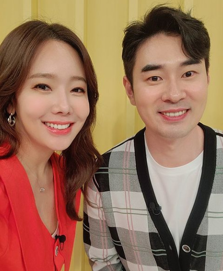 Actor So Yoo-jin flaunts radiant beautiful look on setSooo-jin told his SNS on the 15th, The Lord of the thumb team # Sooo-jin # Cho Chung Hyun # Lee Man Ki # Hong Ji MinI left a picture with the article Seojaegul.In the photo, So Yoo-jin is smiling comfortably with the cast of The Lord of Umji.Sooo-jins beautiful look, which perfectly digests the red costume, shines.So Yoo-jin is in charge of MBN The Lord of Umji, which is broadcast every Tuesday at 8:30 pm.