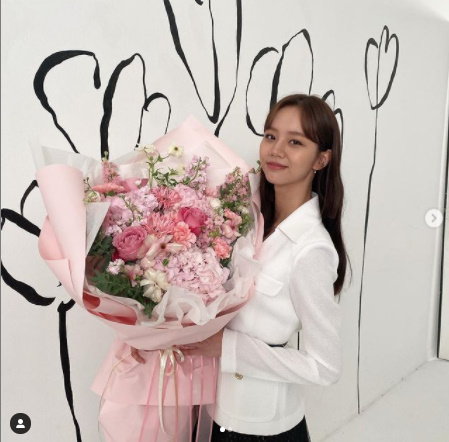 Hyeri, a group girl from Girls Day and an actor, told Spring.Hyeri posted two photos on his personal instagram on the 15th, along with an article entitled Nice to meet you.In the open photo, Hyeri wears a black skirt in a white jacket and has a beautiful pink bouquet.The small face looks smaller thanks to the large bouquet.In addition, he also released full-length photos that boast a perfect proportion.Meanwhile, Hyeri is in a public relationship with actor Ryu Jun-yeol and is scheduled to appear on TVN drama The Falling Living.hyeri Instagram
