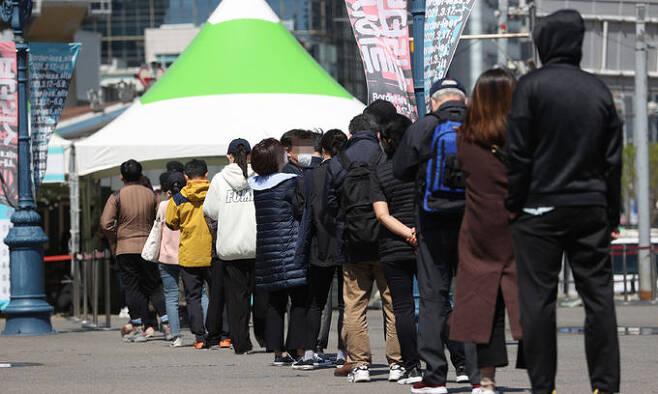 14일 서울역광장에 마련된 임시선별진료소에서 시민들이 검사를 받기 위해 줄을 서고 있다. 연합뉴스