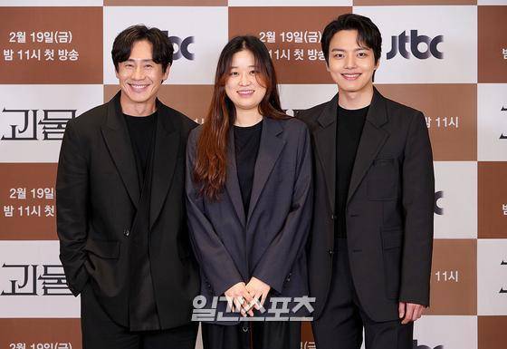 배우 신하균(왼쪽부터), 심나연 PD, 여진구가 18일 오후 온라인 생증계로 진행된 JTBC 새 금토극 '괴물' 제작발표회에 참석해 포토타임을 갖고 있다. ‘괴물’(연출 심나연)은 만양에서 펼쳐지는 괴물 같은 두 남자의 심리 추적 스릴러로 ‘연기 괴물’ 신하균, 여진구를 비롯해 최대훈, 최성은, 천호진, 최진호, 길해연, 허성태, 김신록 등 연기파 배우들이 열연한다. 19일 첫 방송. 〈사진=JTBC 제공〉 김진경 기자 kim.jinkyung@jtbc.co.kr/2021.02.18/
