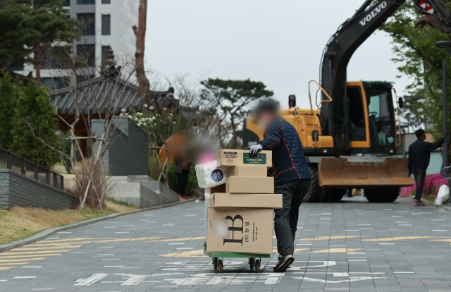 택배 기사가 손수레에 실은 택배 배송 물품을 개별적으로 배송하고 있다. 연합뉴스