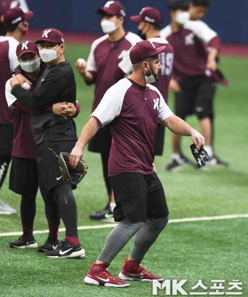 브레이브걸스의 "롤린" 노래가 야구장에 울려 퍼지자 몸을 흔들기 시작한다.