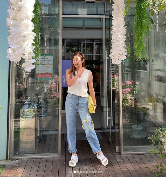 On the 16th, Hyun Young posted several photos with his advertisement on his instagram.She is wearing a white sleeveless tee and jeans, which is a no-decorated fashion, but blends with the long lanterns of the Hyun Young, which makes her style stand out.Meanwhile, Hyun Young married Husband, a four-year-old financial worker in 2012, and has one male and one female.sympathy media