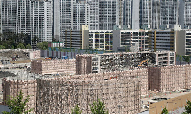 서울 송파구 한 재건축 아파트 현장에서 건물이 철거되고 있다. 연합뉴스