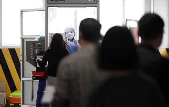 어제(16일) 광주 북구 선별진료소에 방문한 시민들이 코로나19 검사 순서를 기다리고 있다. 〈사진=광주 북구청 제공〉