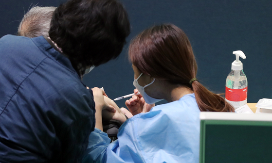 지난 15일 광주 북구 예방접종센터에세 75세 이상 노인들이 백신 접종을 받고 있다. 〈사진=연합뉴스〉
