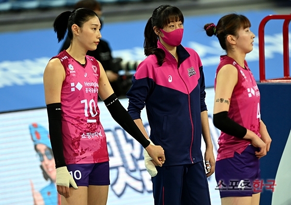김세영(가운데)의 깁스한 손을 꼭 잡고 있는 김연경(왼쪽). 스포츠코리아 제공