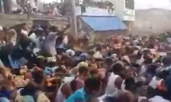 인도 안드라프라데시주의 한 시골 마을에서 많은 주민들이 모여 소똥싸움을 벌이며 축제를 즐기고 있다. [사진=인스타그램 캡처]