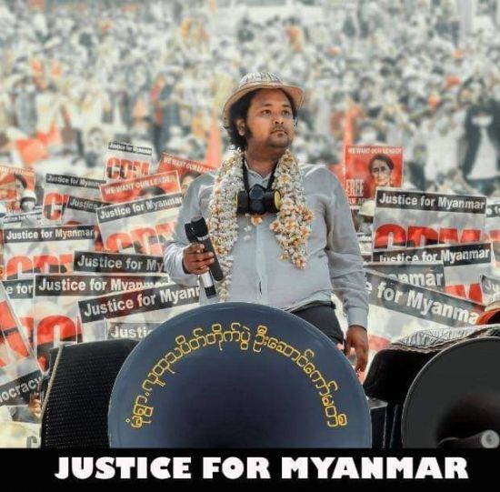 '몽유와의 판다'라 불리는 웨이 모 나잉이 미얀마 군부의 폭력적인 단속에 맞서 시위에 참여하고 있는 모습. [사진=이라와디 홈페이지]